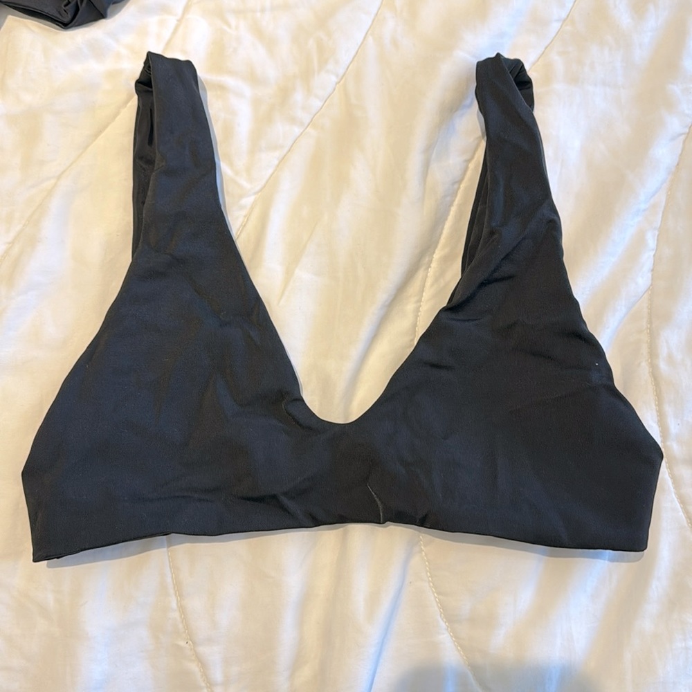 ARIZONA Daphne black bikini top. Size medium.